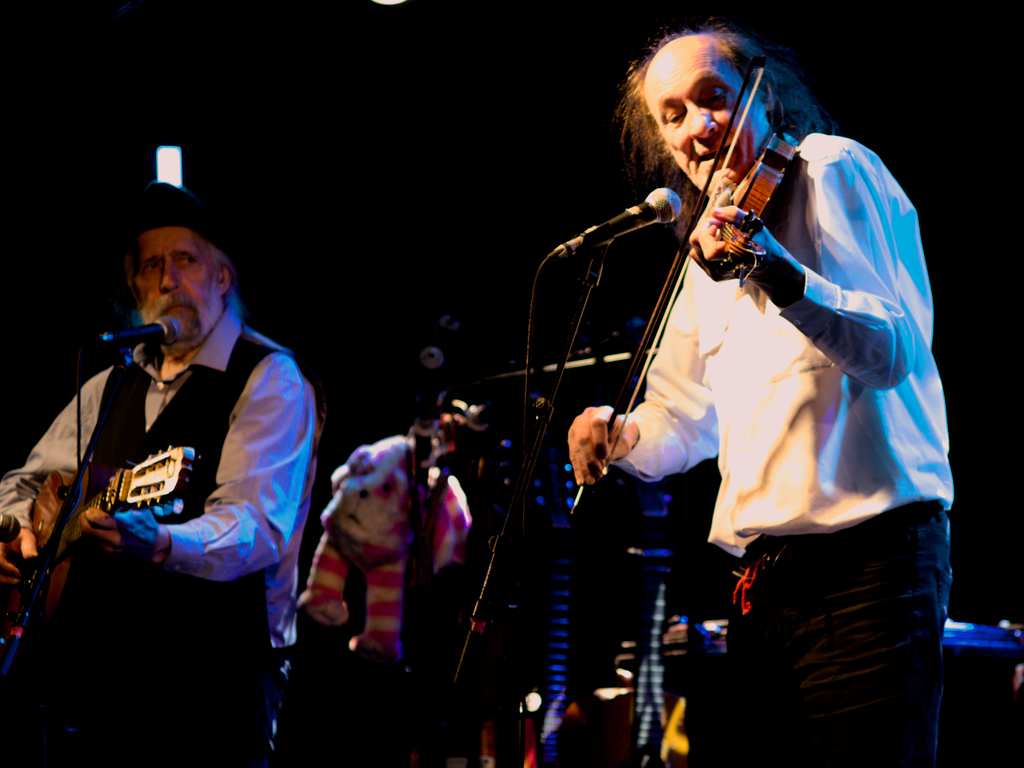 John Otway playing with Wild Willy Barrett's fiddle.